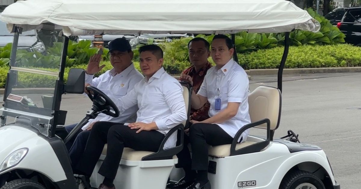 Mendadak Prabowo Keliling Istana Kepresidenan Naik Buggy Car, Ada Apa?