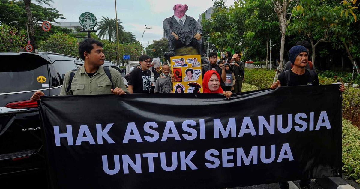 FOTO: Hari HAM Sedunia, Massa Berbagai Elemen Long March ke Kantor Komnas HAM