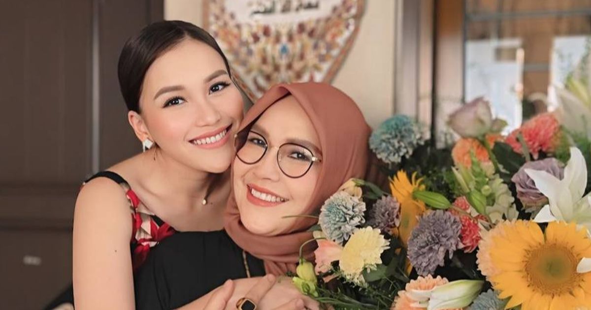 Ayu Ting Ting Jadi Artis Sukses, Keluarga Boyong 16 Orang Untuk Umrah Bareng - Bahagia Bisa Kembali ke Tanah Suci