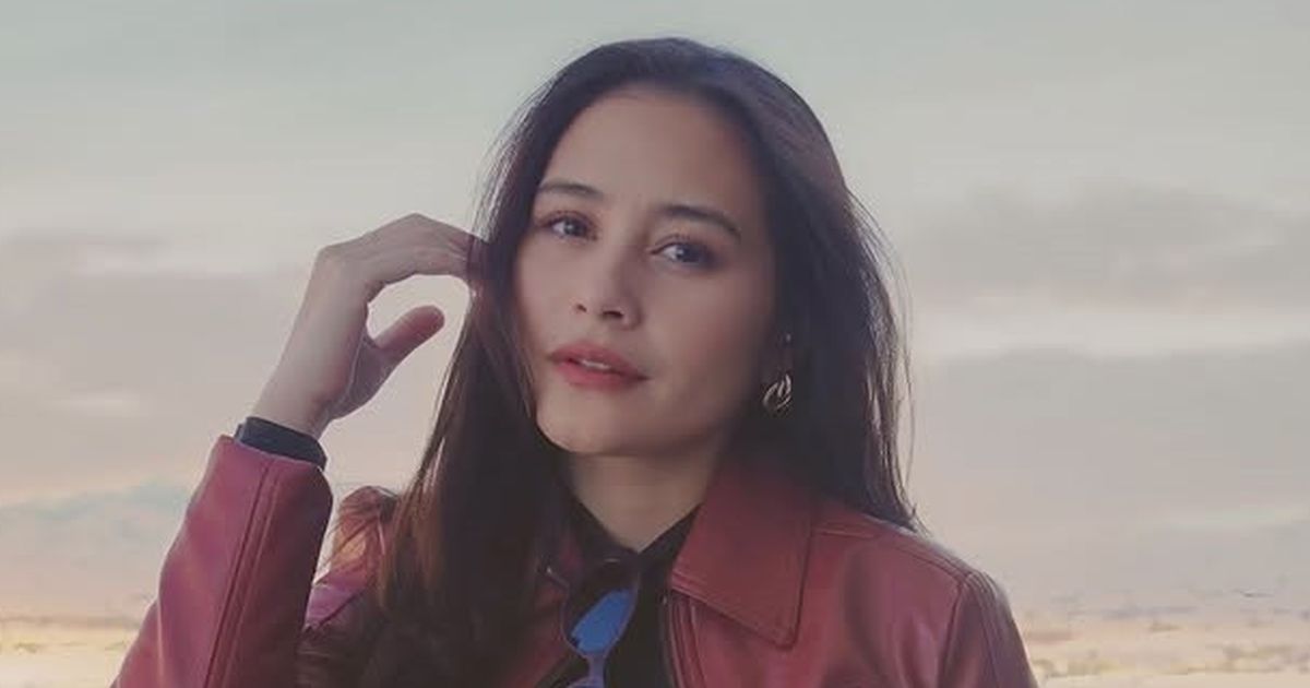 Unggah Momen Healing di Pantai Ditemani Buku Favorit, Tampilan Prilly Latuconsina Pikat Penggemar