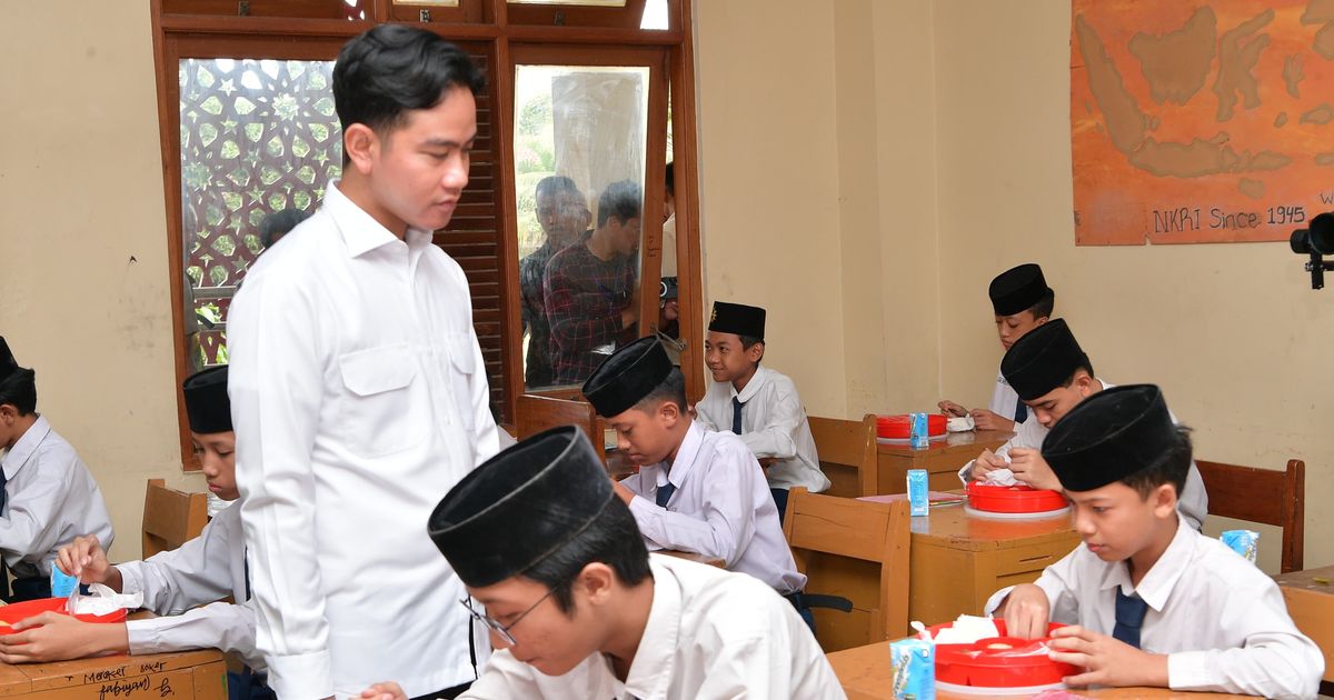VIDEO: Celetuk Gibran Candai Siswa-Siswi Muhammadiyah Tidur di Tenda, Cek Makan Bergizi Gratis