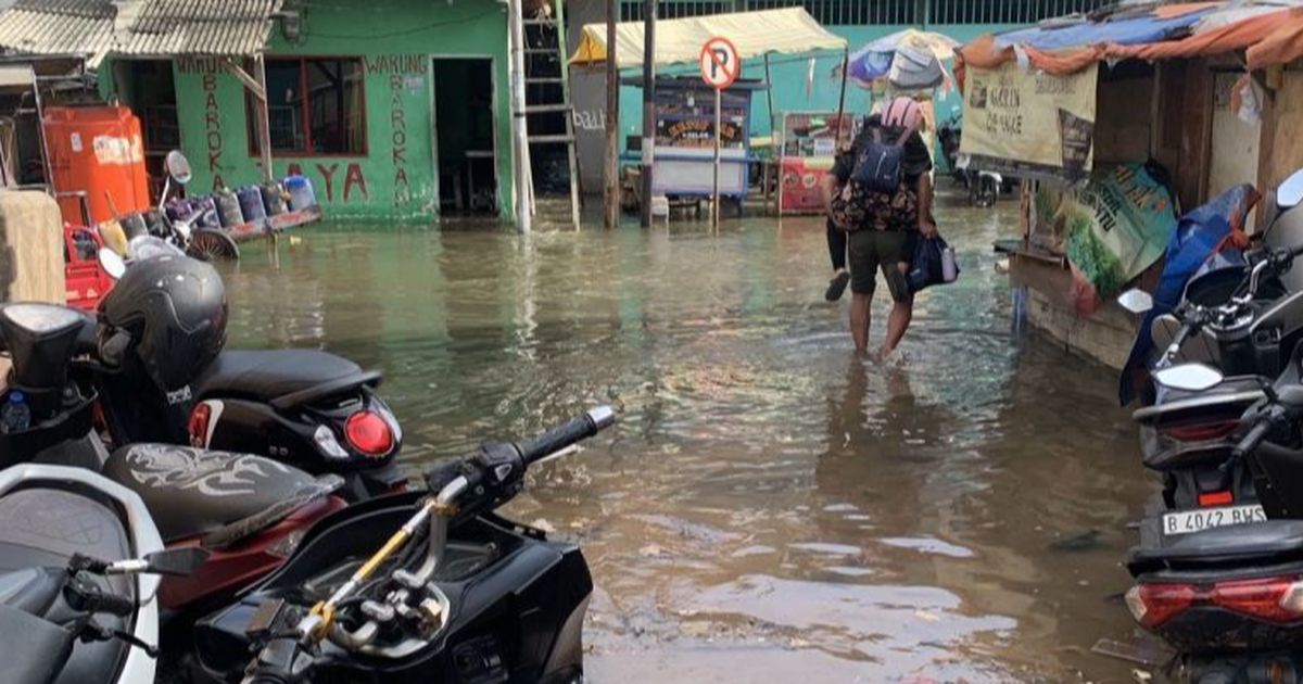 Banjir Rob Kembali Rendam Muara Angke, Warga Mengeluh Sulit Melintas Karena Air Tinggi