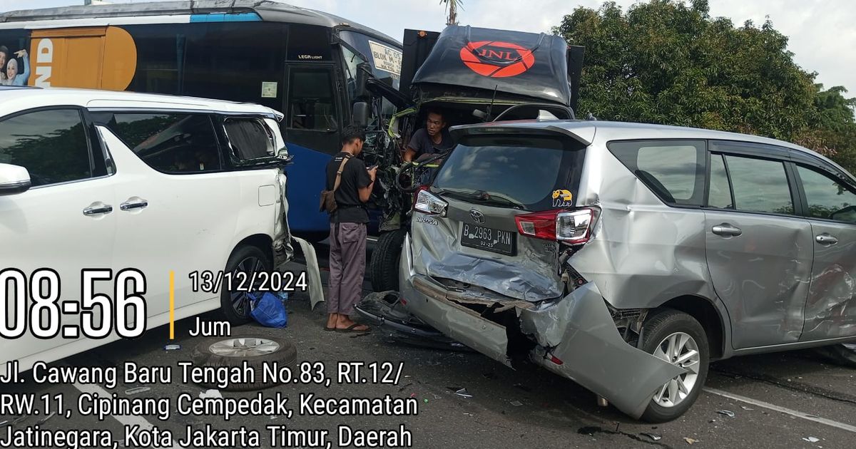 Kecelakaan Beruntun di Tol Dalam Kota, Alphard & Innova Ringsek