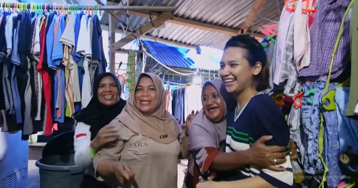 Potret Indah Permatasari Thrifting Baju di Kampung Halaman Arie Kriting, Ramai Jadi Sorotan Sampai Dipeluk Ibu-ibu