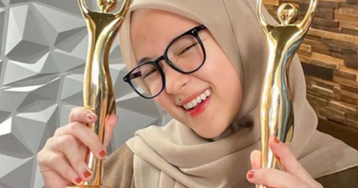 Potret Nissa Sabyan Pamer Piala Penghargaan, Netizen Salfok Soal Cincin Nikah