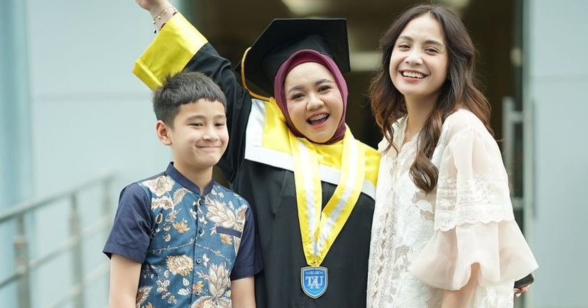 Potret Lala Jalani Wisuda S1 dengan IPK 3,57, Nagita Slavina dan Rafathar Bahagia Lihat Keberhasilan Karyawannya