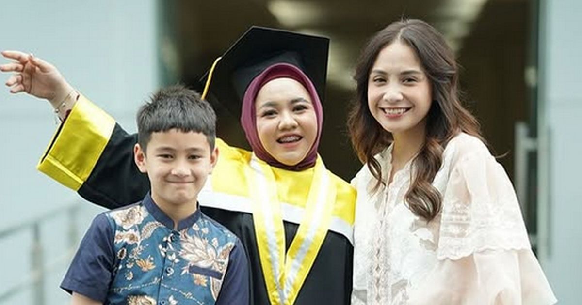 Cantiknya Nagita Slavina Hadiri Wisuda Lala Pengasuh Rafathar, Outfit Simple nan Anggun & Tenteng Tas Mungil