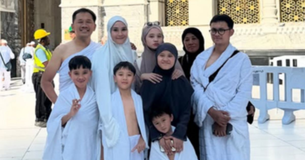 Potret Zaskia Adya Mecca Boyong Semua Anggota Keluarga Umrah, Sempat Pasrah Karena Anak Sakit H-3 Keberangkatan