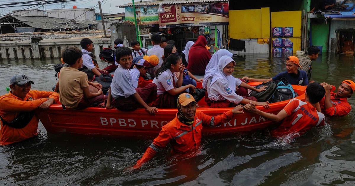 FOTO: Nestapa Warga Muara Angke Sudah Empat Hari Dikepung Banjir Rob, Kini Tingginya Capai 1,3 Meter