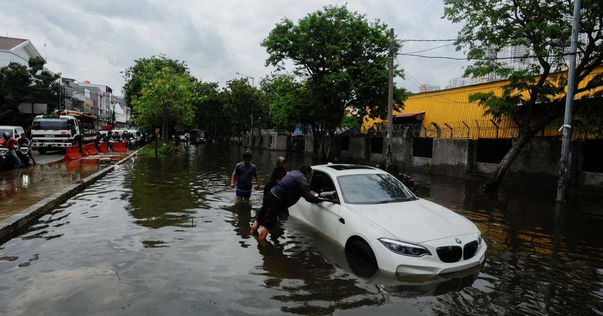 FOTO: Penampakan Mobil Mewah Mogok Saat Terjang Banjir Rob di Jakarta