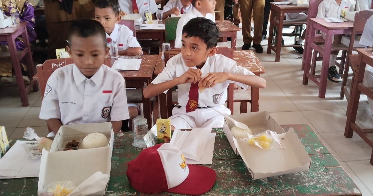 Uji Coba Makan Siang Gratis Rp10.000 di Buru Selatan, Ini Penampakan Menunya