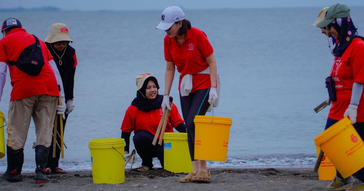 FOTO: Aksi Relawan Bersih-Bersih Pantai Tanjung Pasir, Kumpulkan Sampah Ratusan Kilogram