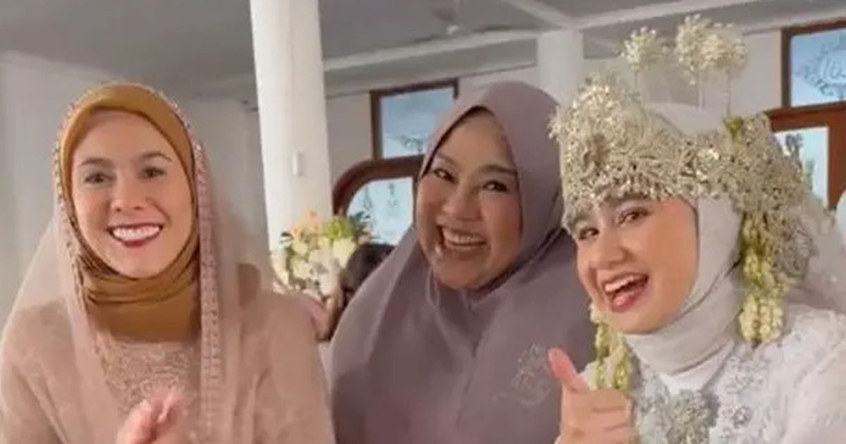 6 Potret Cantik Anggun Wulan Guritno dan Tissa Biani Berhijab saat Syuting Film 'Norma: Antara Mertua dan Menantu'