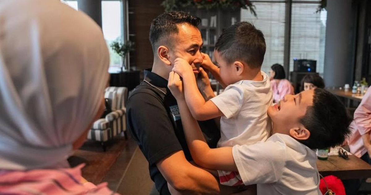 Gemas Maksimal! Potret Rayyanza Tak Henti Cubit Pipi Raffi Ahmad, Rafathar Sempat Ikuti Tingkah Lucu Sang Adik