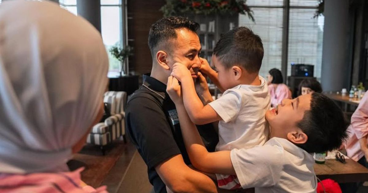 7 Momen Rayyanza Gemas dengan Raffi Ahmad, Cubit Pipi Banjir Sorotan