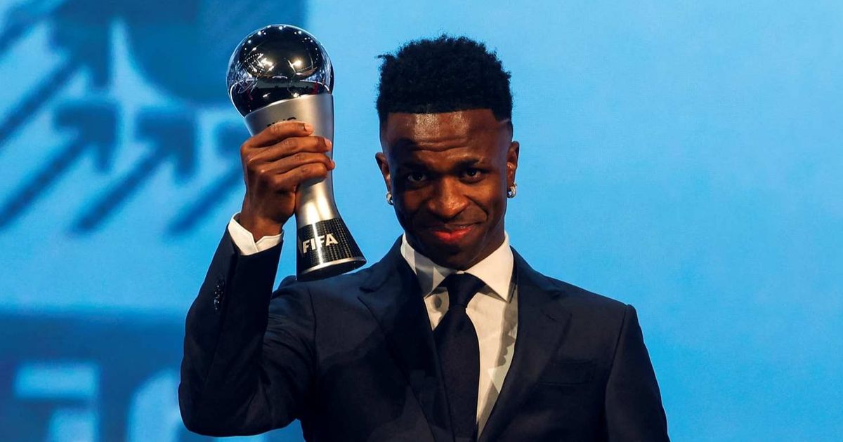 FOTO: Gaya Vinicius Jadi Pemain Terbaik FIFA 2024