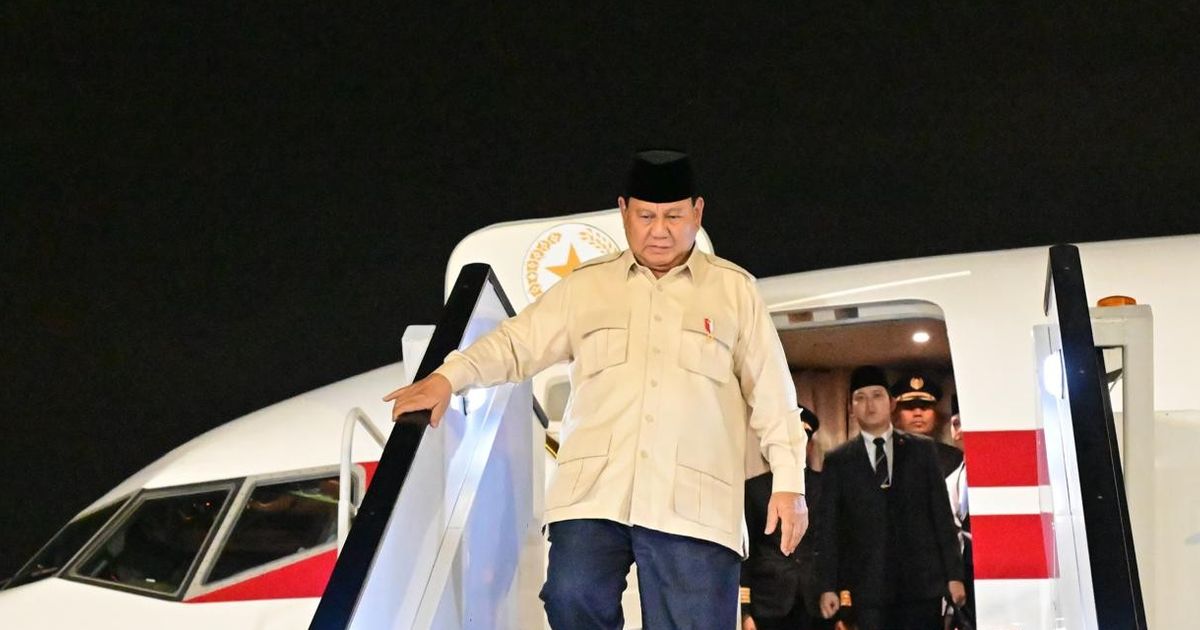 VIDEO: Senyum Mayor TNI Teddy Lihat Prabowo Diberi Bunga Anak Indonesia di Kairo