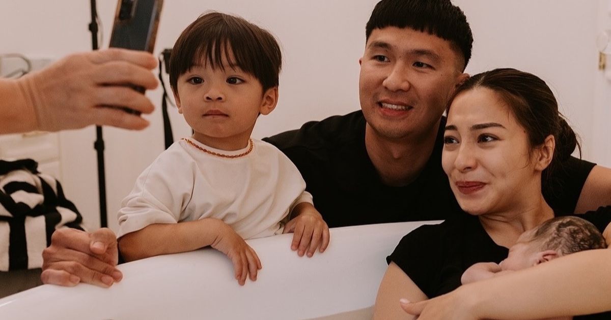 Potret Issa Anak Pertama Nikita Willy & Indra Priawan Tak Henti Cium Sang Adik, Bahagia Banget dan Buat Gemas