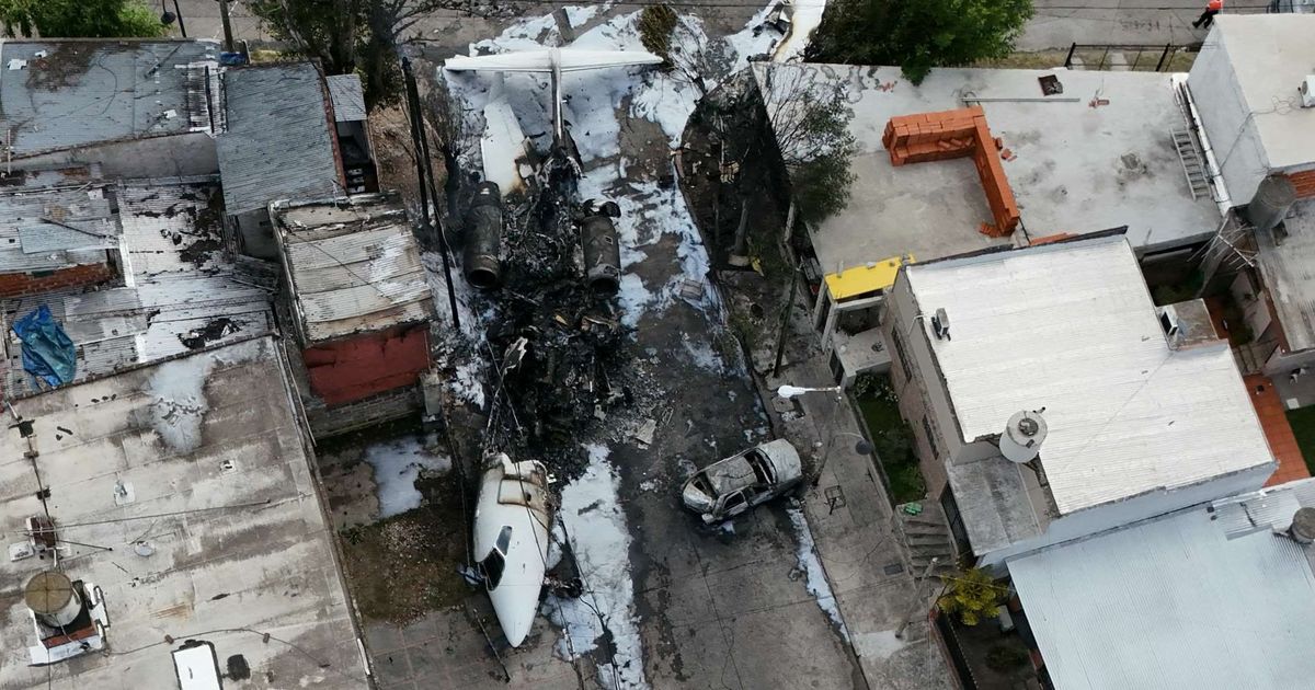 FOTO: Penampakan Jet Pribadi di Argentina Hancur Lebur usai Jatuh Tabrak Rumah