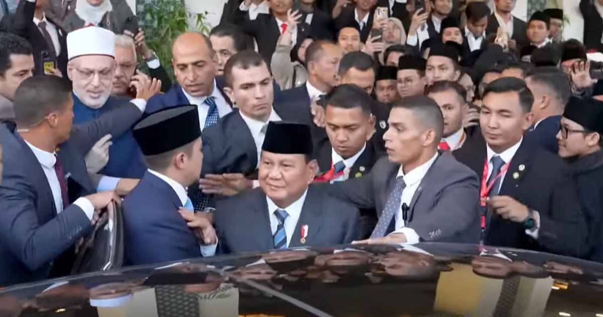 VIDEO: Detik-detik Prabowo Nyaris Jatuh saat Dikerumuni Mahasiswa di Kairo