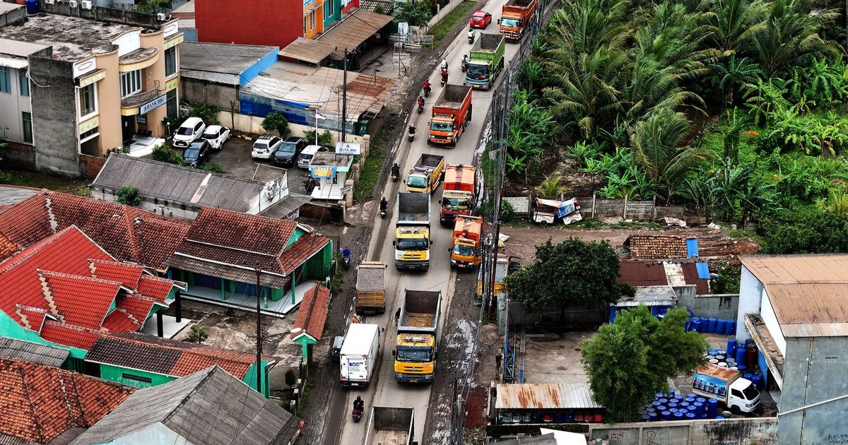 FOTO: Penampakan Antrean Truk Tambang di Parung Panjang