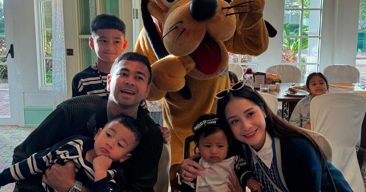 Potret Rayyanza Rayakan Ultah di Disneyland Hong Kong, Gemas Pakai Baju Kembar dengan Rafathar dan Lily