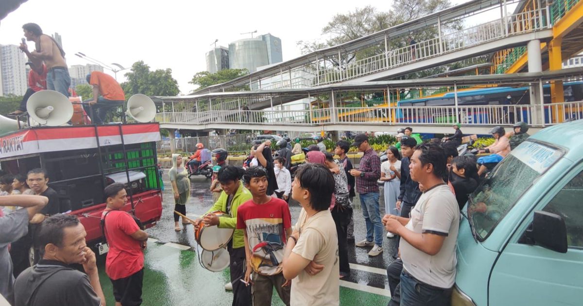 Massa Gelar Demo di KPU Jakarta, Beberkan Tuduhan Kecurangan Demi Menangkan Pramono-Rano