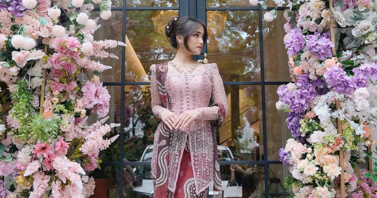 Intip 5 Model Rok Kebaya Modern ala Fuji, Inspirasi Fashion Kekinian yang Bisa Dicoba