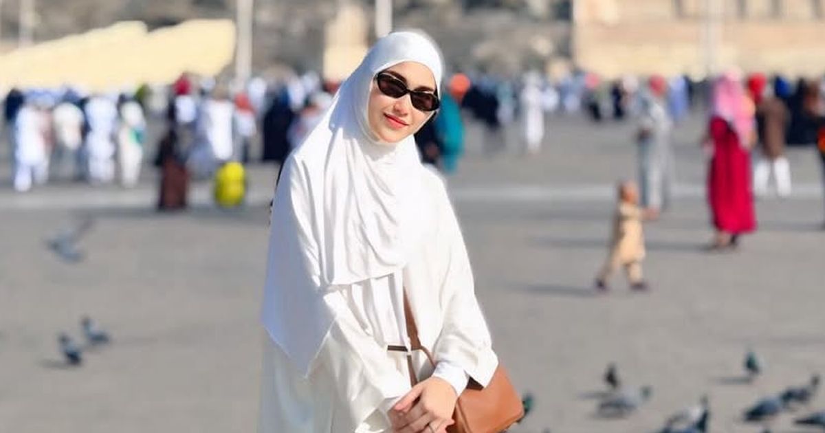 Cantiknya Ayu Ting Ting Pakai Gamis Serba Putih saat Umrah Bareng Keluarga, Pesonanya Bikin Adem & Didoakan Istiqamah