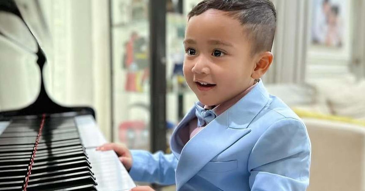 Dikenal Serba Bisa Seperti Raffi Ahmad, Potret Rayyanza Main Piano - Gayanya Super Imut Buat Penggemar Semakin Gemas