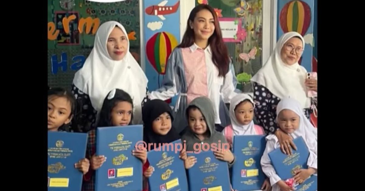 Ingat Pemain FTV Dea Lestari? Selain Jadi Artis Ternyata Juga Kepala Sekolah - Momen Sibuk Tanda Tangan Rapor Disorot