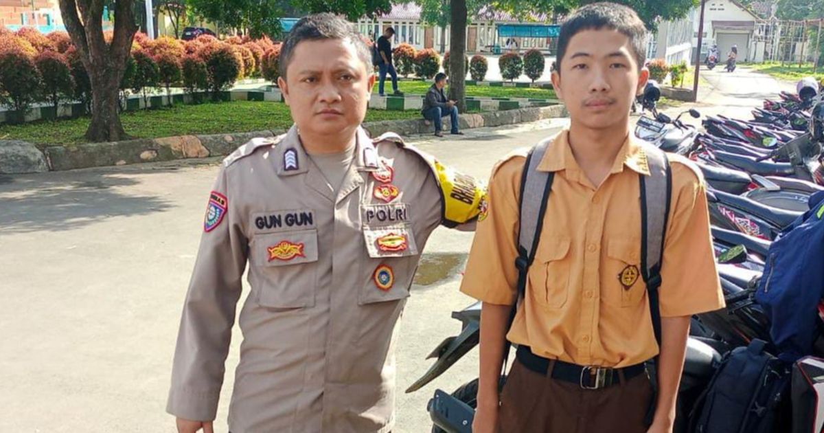 Cerita Haru Polisi di Garut Dampingi Pelajar Yatim Piatu Ambil Rapor