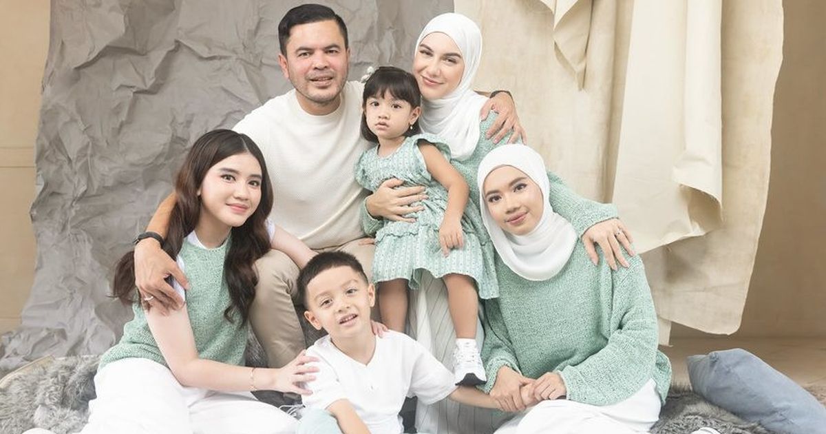 Penuh Kehangatan & Kebahagiaan, Potret Irish Bella dan Haldy Sabri Foto Keluarga Bareng Keempat Anaknya