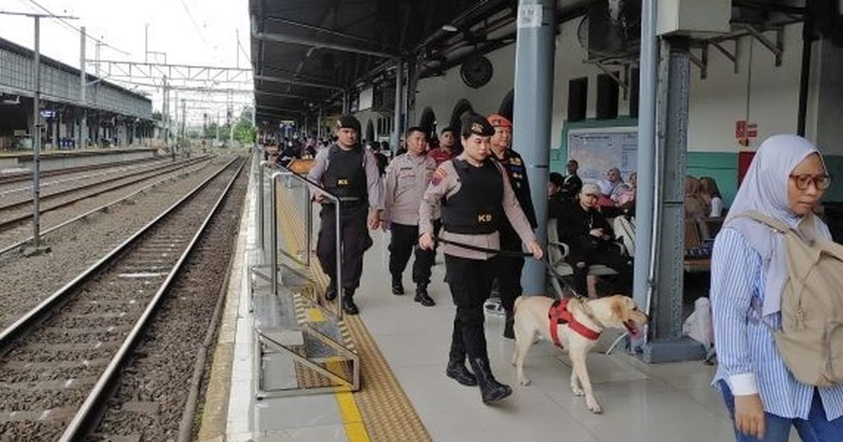 Perketat Pengamanan Libur Natal dan Tahun Baru, Polisi hingga Anjing K9 Siaga di Stasiun Pasar Senen