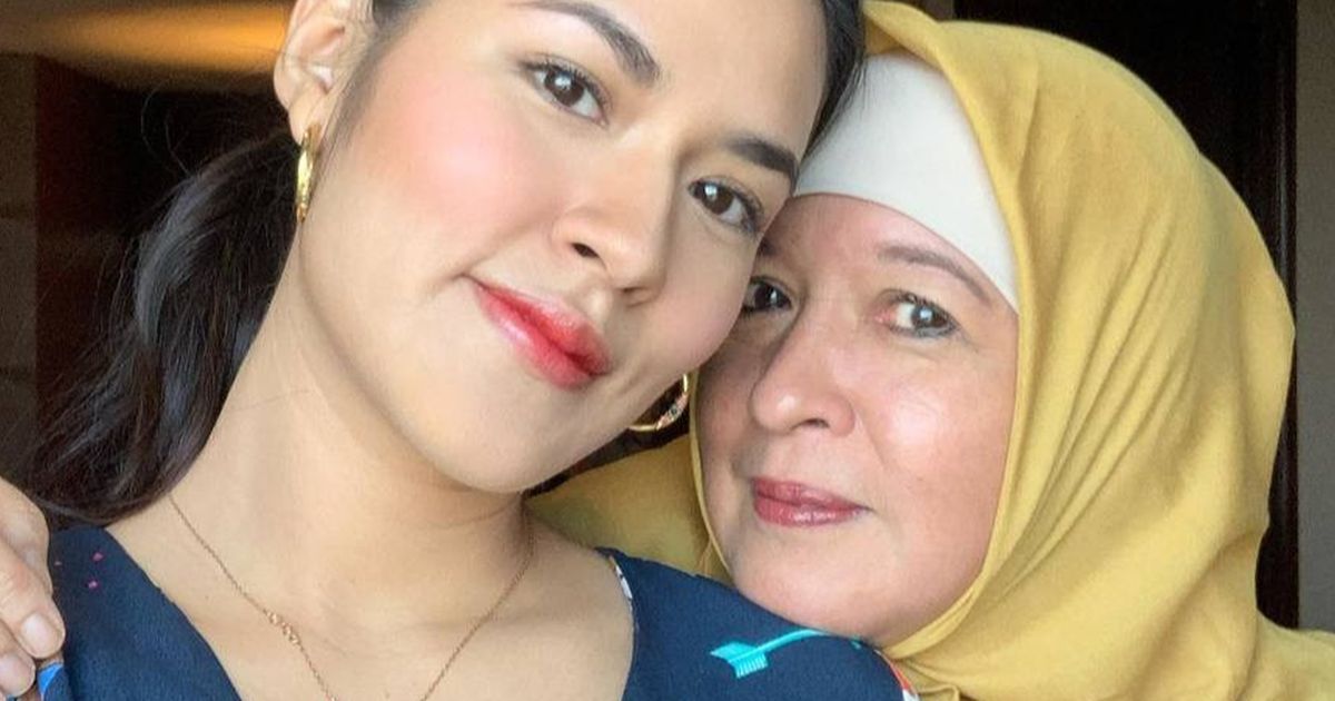 Jarang Tersorot, Potret Ibunda Raisa yang Cantik Banget Mirip Sang Putri - Hidung Mancung & Senyumnya Manis Banget