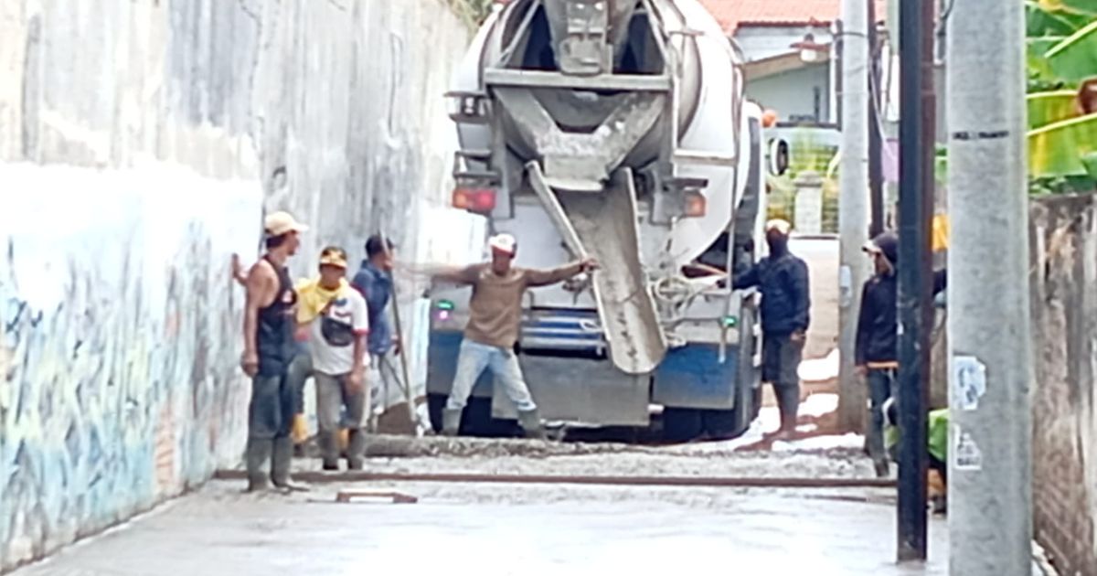 Haji Slamet Bikin Warga Selamat, Rogoh Rp50 Juta Cor Sendiri Jalan Rusak Sentil Pemkot Pekalongan