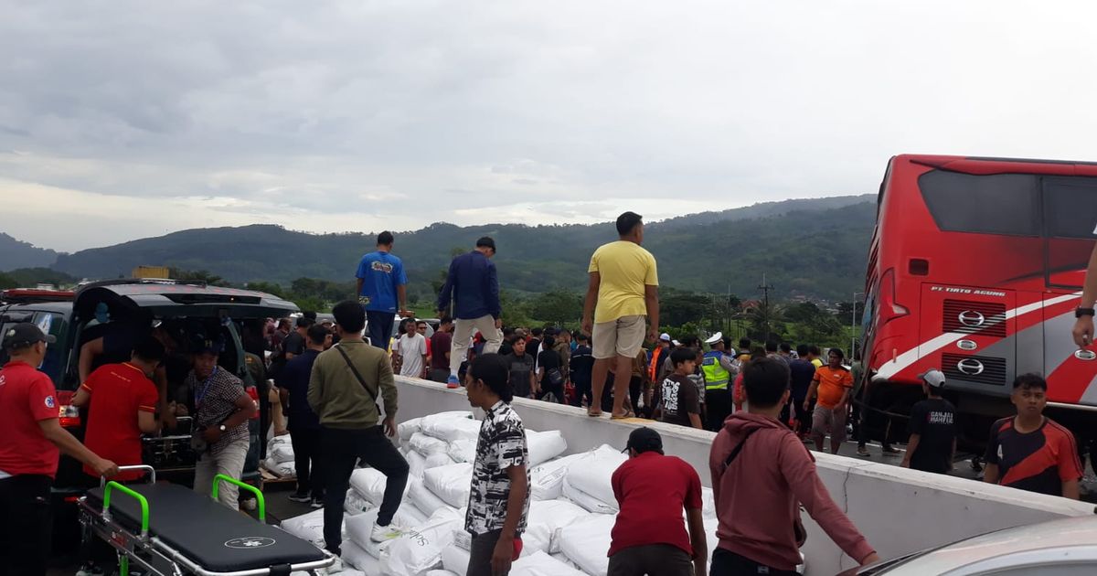 Imbas Truk vs Bus Kecelakaan di Tol Malang, Pengendara Diminta Keluar GT Purwodadi