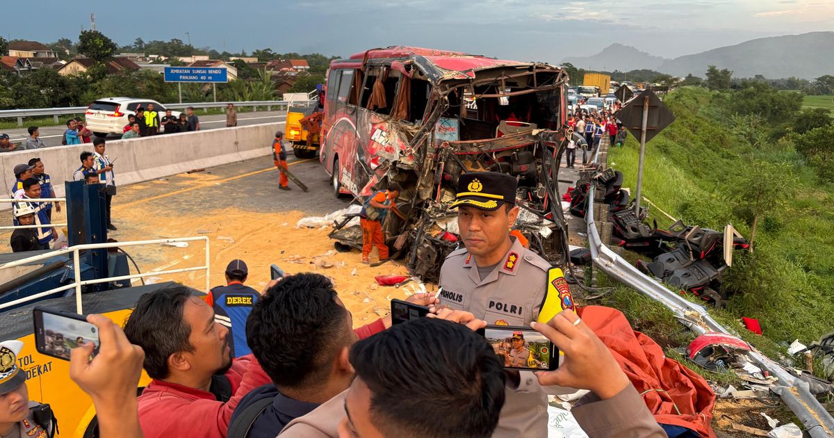 Foto-Foto Tabrakan Maut di Tol Malang Tewaskan 4 Orang, Bus Bawa Murid SMP IT Kabupaten Bogor Ringsek Parah