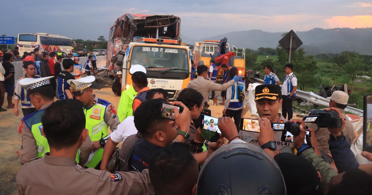 Kecelakaan Bus Tol Malang, Begini Kondisi Truk Pengakut Pakan Ternak