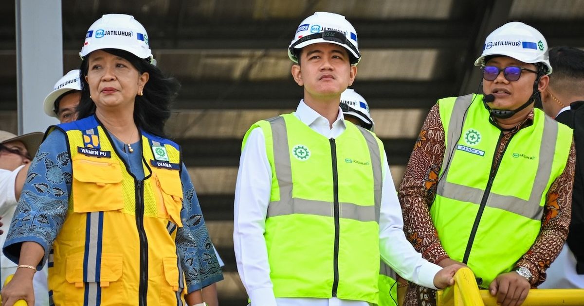 VIDEO: Penampilan Selvi Berkemeja Putih & Helm Proyek Temani Gibran Cek Pembangunan di Medan