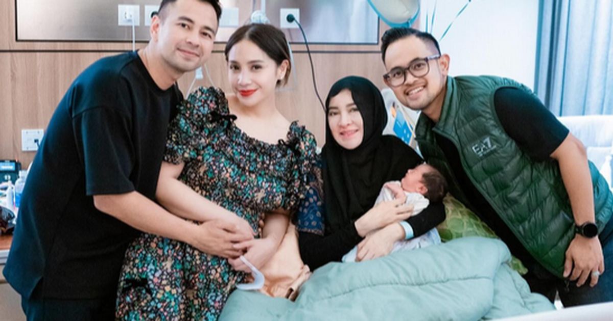 Potret Nagita Slavina Diduga Hamil Lagi saat Dipeluk Raffi Ahmad dari Belakang, Parasnya Dipuji Makin Cantik & Glowing