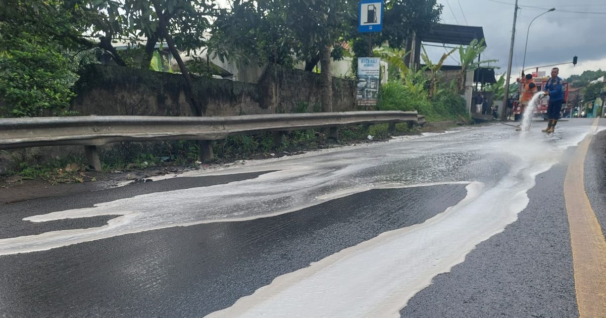 Bikin Kendaraan Rusak, Ini Cairan Kimia yang Tumpah di Jalan Padalarang-Purwakarta