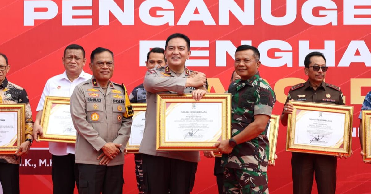 Dinilai Berperan Amankan Pemilu 2024, Sejumlah Pihak Diganjar Penghargaan dari Kapolda Riau