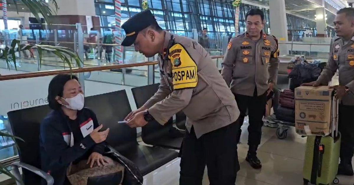 Momen Kapolres Bandara Belikan Tiket Pesawat Seorang Nenek Korban Penipuan