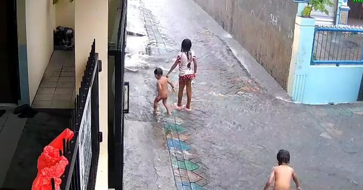 Viral Video Bayi Lagi Mandi Hujan Tercebur dan Hanyut di Selokan, Hingga Kini Masih Belum Ditemukan