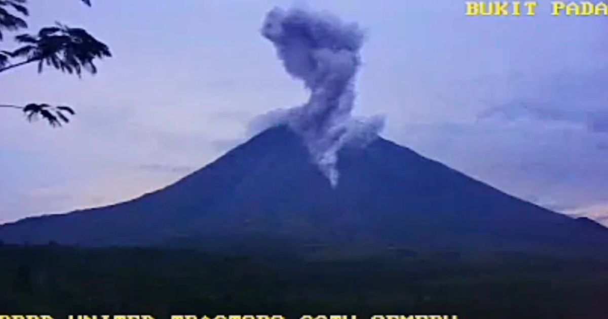 Jalur Pendakian Baru Dibuka, Gunung Semeru Luncurkan Awan Panas Setinggi 2.000 Meter