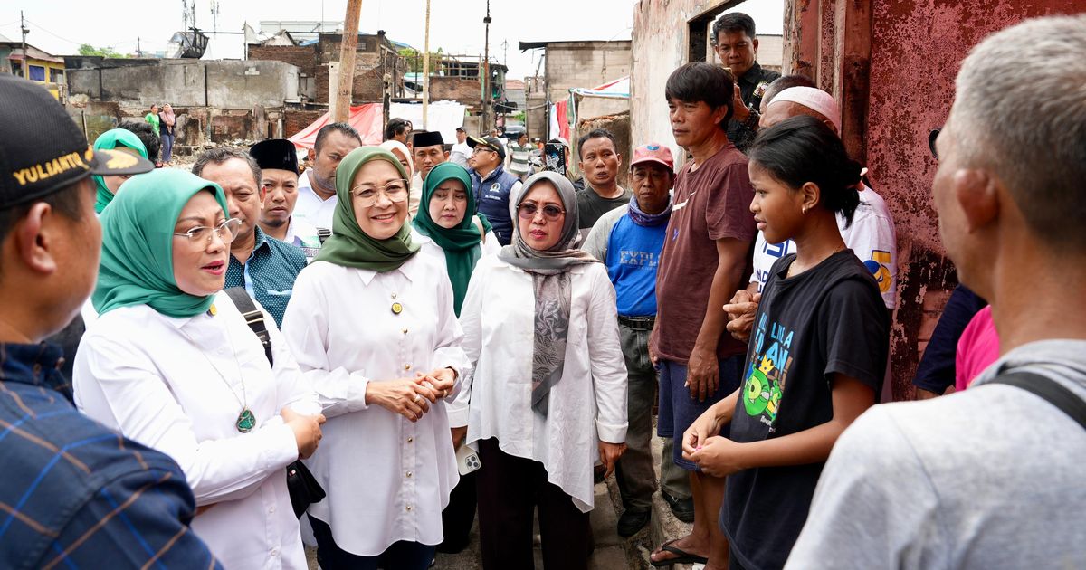 Momen Istri Cak Imin Ditemani Ida Fauziyah Sambangi Korban Kebakaran di Kemayoran