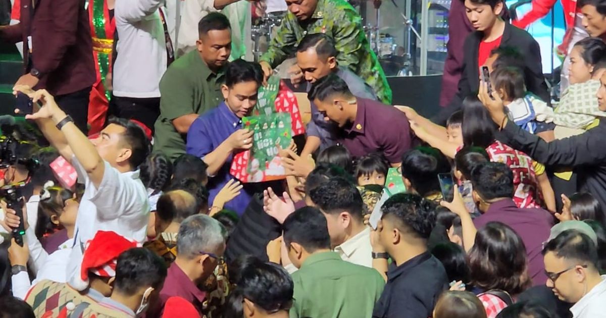 Tinjau Gereja di Solo, Gibran Bagi-Bagi Kado Natal