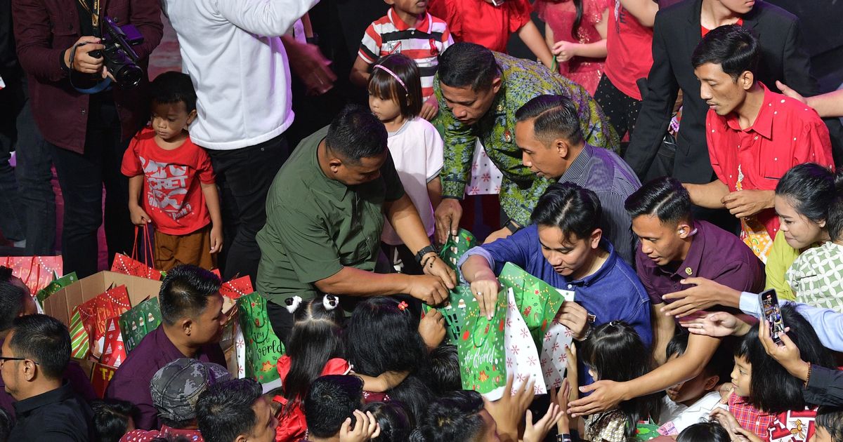 Gibran Sapa Jemaat Natal di GBI Solo, Bawa Pesan Prabowo hingga Bagi-Bagi Hadiah