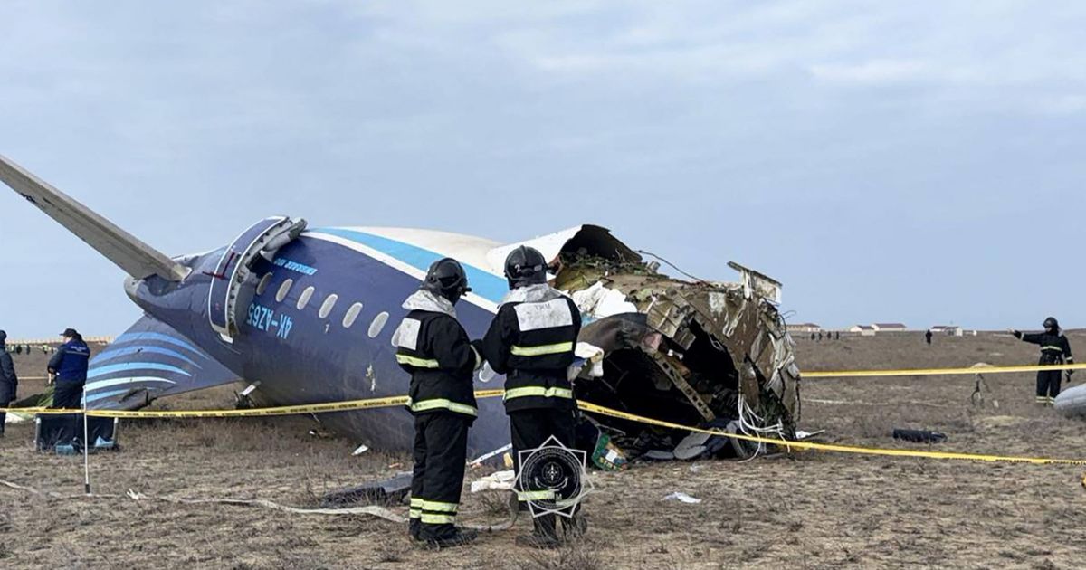 FOTO: Kondisi Pesawat Azerbaijan Airlines Hancur Lebur usai Jatuh di Kazakhstan